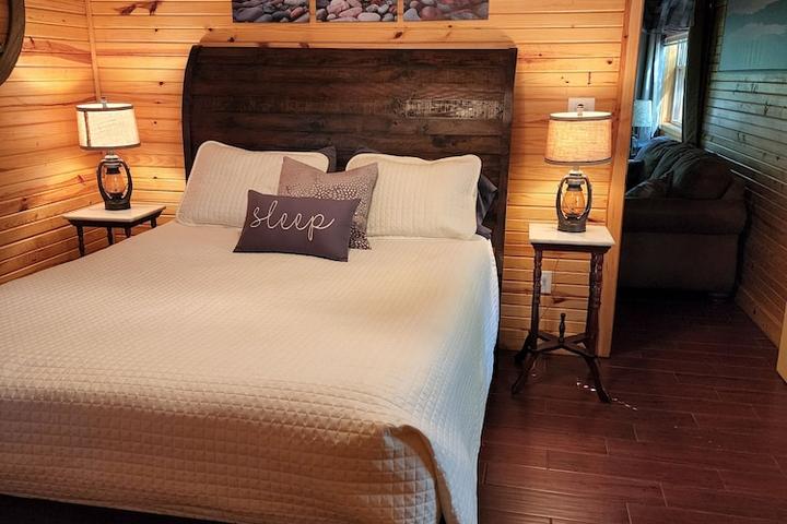 Pet Friendly Cozy Cabin Off the Arkansas River with Hot Tub