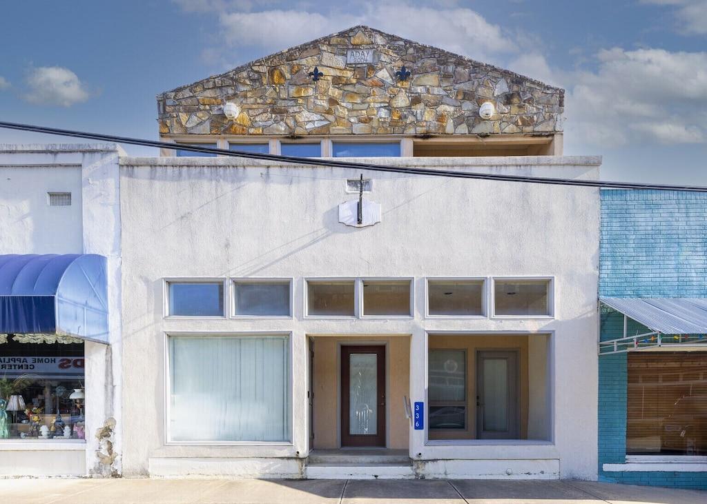 Unique Luxury Condo in Downtown Clinton Pet Policy