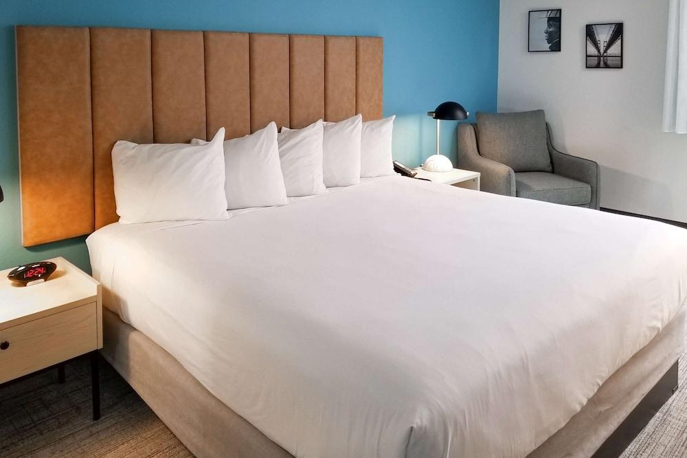 Pet Friendly Hotel Thea Tacoma Ascend Hotel Collection