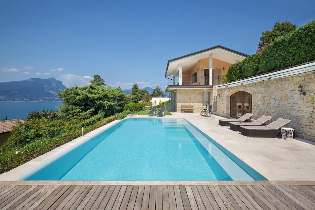 Pet Friendly Villa Sybille with Pool & Lake View
