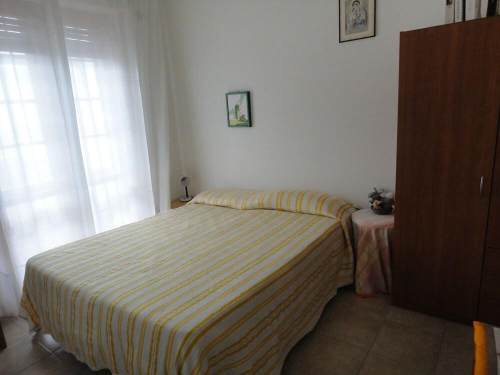Pet Friendly Apartment in Front of the Sea