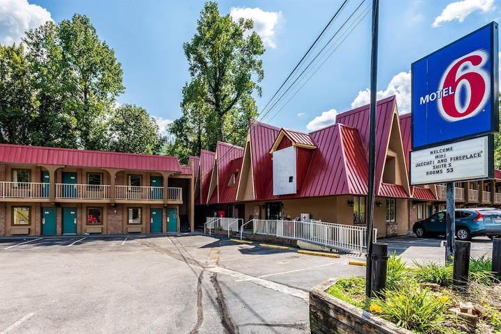 Pet Friendly Motel 6 Gatlinburg TN - Smoky Mountains