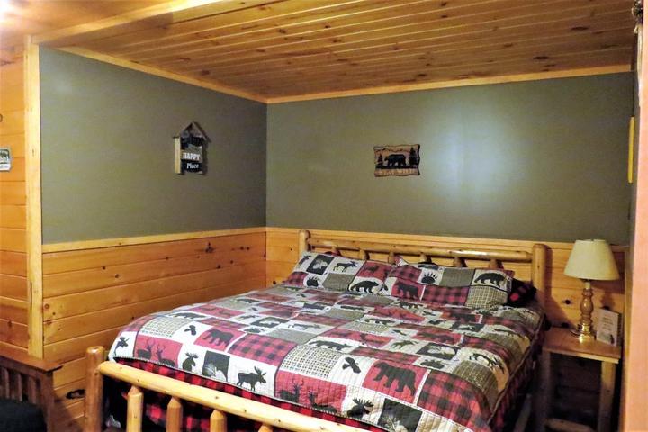 Pet Friendly 2BR Cabin with Hot Tub