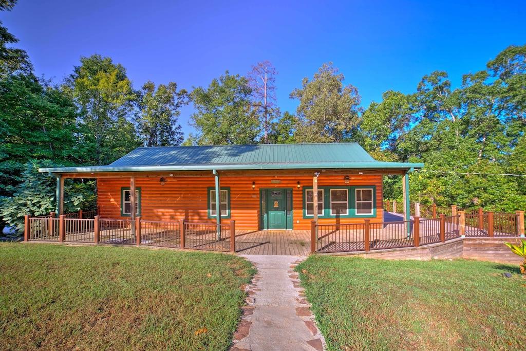 3BR Cabin With Deck Near Grenada Lake Pet Policy