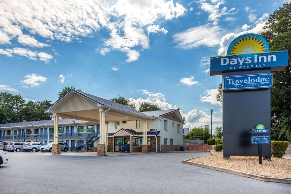 Pet Friendly Days Inn by Wyndham Charles Town/Harpers Ferry