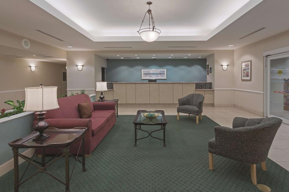 Pet Friendly La Quinta Inn and Suites Fort Myers I-75