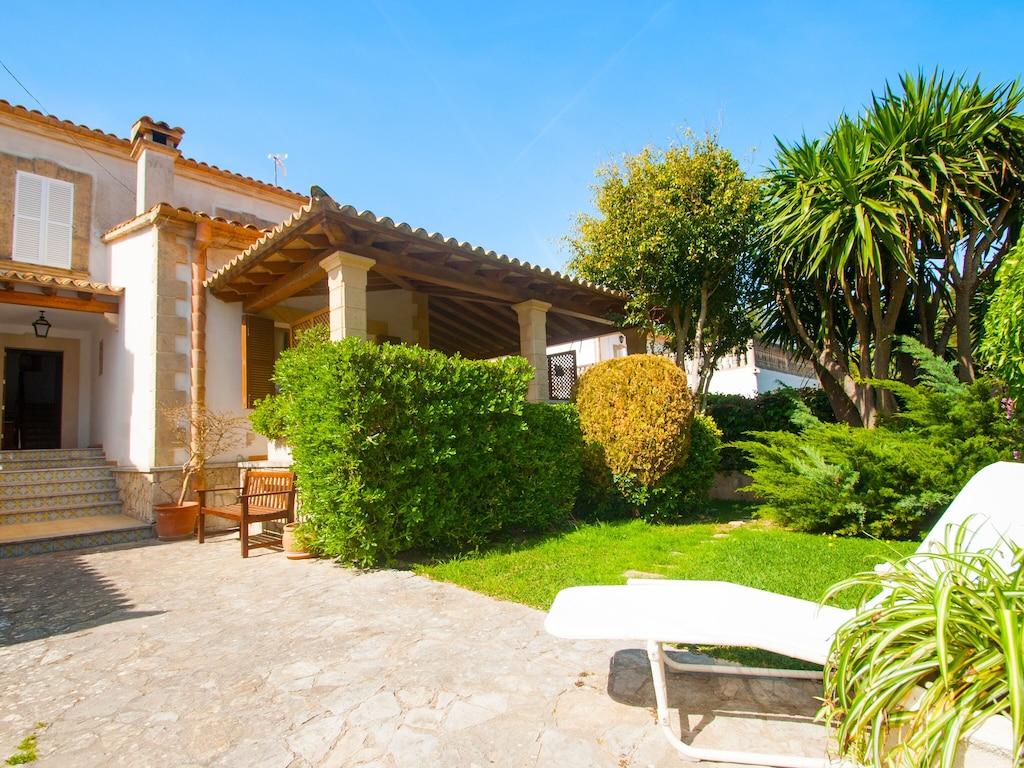 Pet Friendly Beautiful Villa for 9 with Views of the Sea