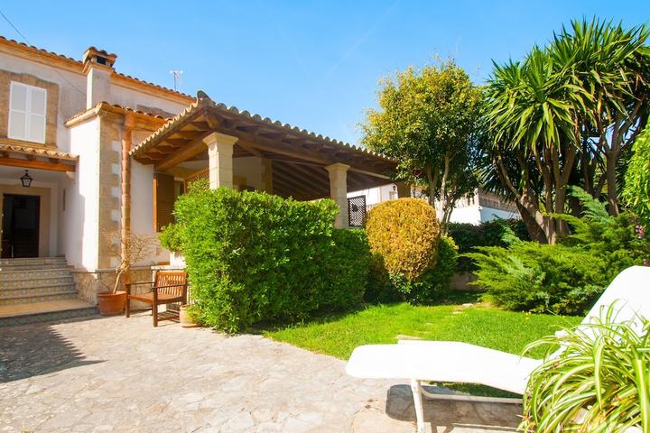 Pet Friendly Beautiful Villa for 9 with Views of the Sea