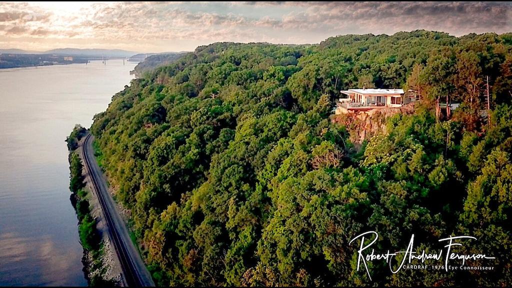 Pet Friendly Breathtaking Modern Villa on Hudson Bluffs