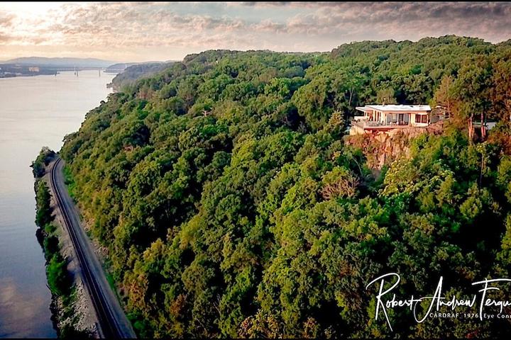 Pet Friendly Breathtaking Modern Villa on Hudson Bluffs