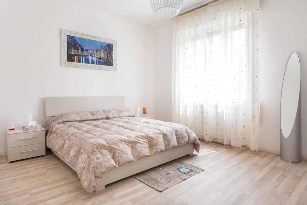 Pet Friendly Apartment Connected to Venice with Direct Tram