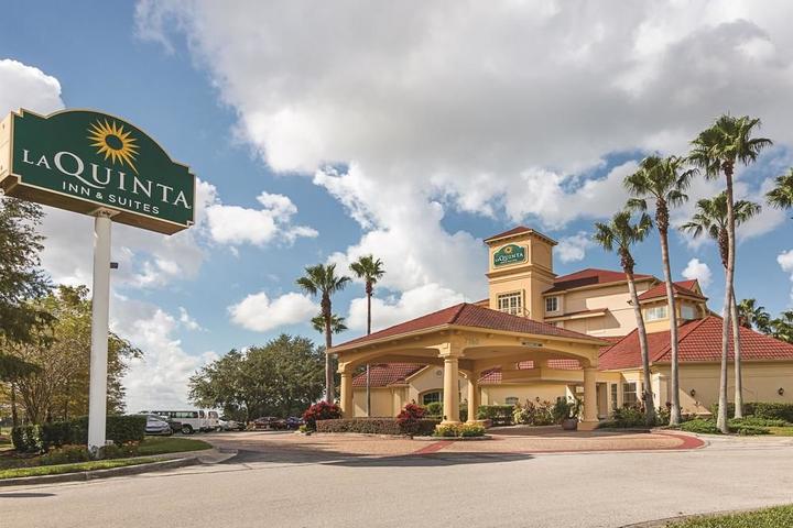 Pet Friendly La Quinta Inn & Suites Orlando Airport North