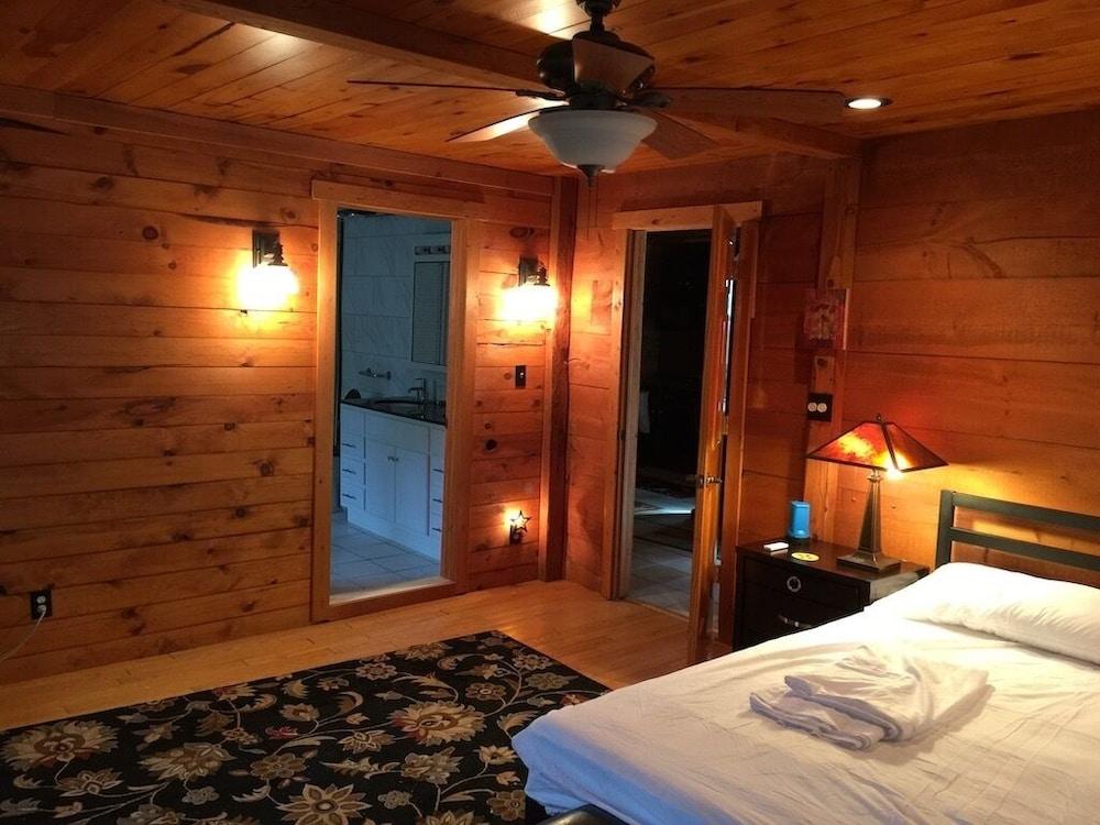Pet Friendly Peaceful Couple's Getaway in Lake Superior Forest