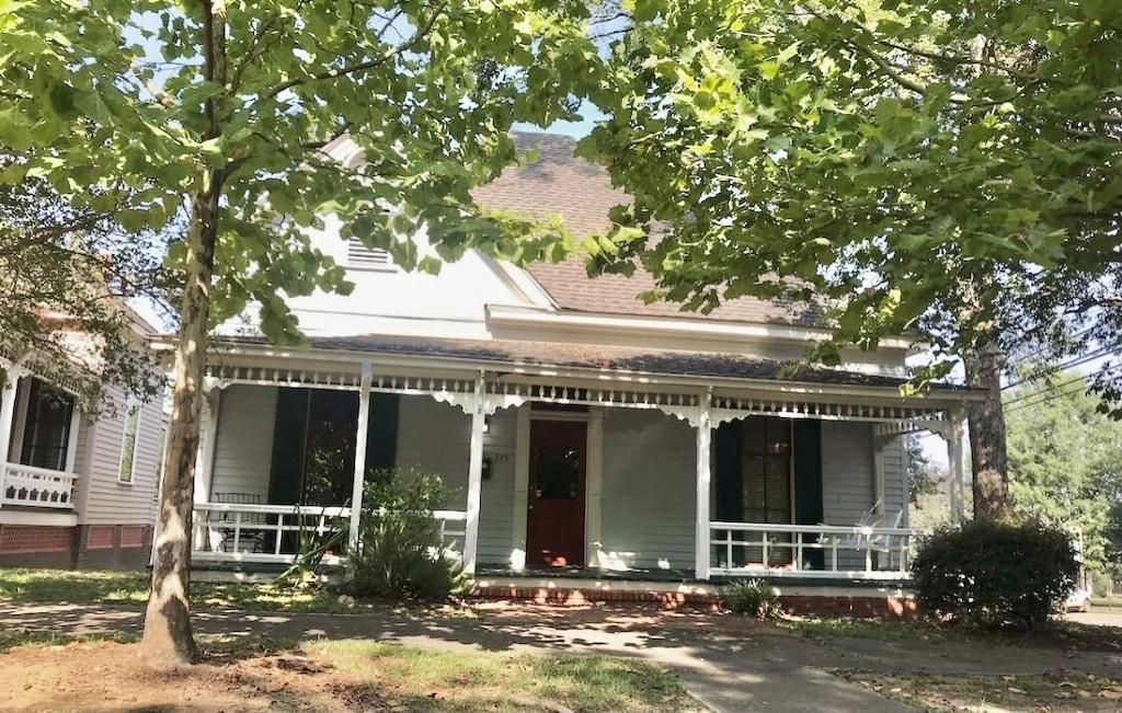 Pet Friendly Downtown Montgomery Historic Camellia Cottage