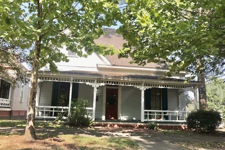 Pet Friendly Downtown Montgomery Historic Camellia Cottage