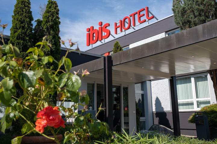 Pet Friendly Ibis 3 Lacs Neuchatel Hotel