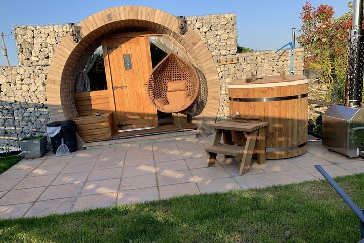 Pet Friendly Hobbit Style Glamping Pod with Hot Tub