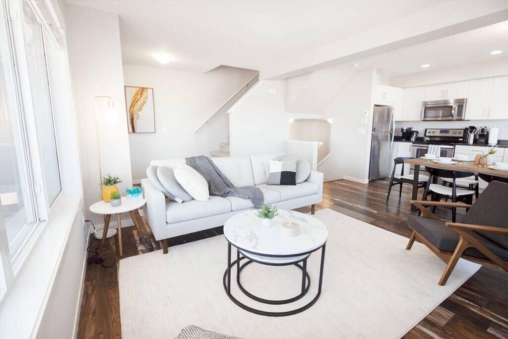 Incredible 3bedroom Townhouse with Garage & WiFi Pet Policy