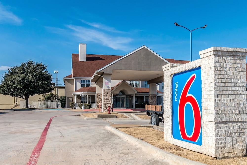 Pet Friendly Motel 6 North Richland Hills TX - NE Fort Worth