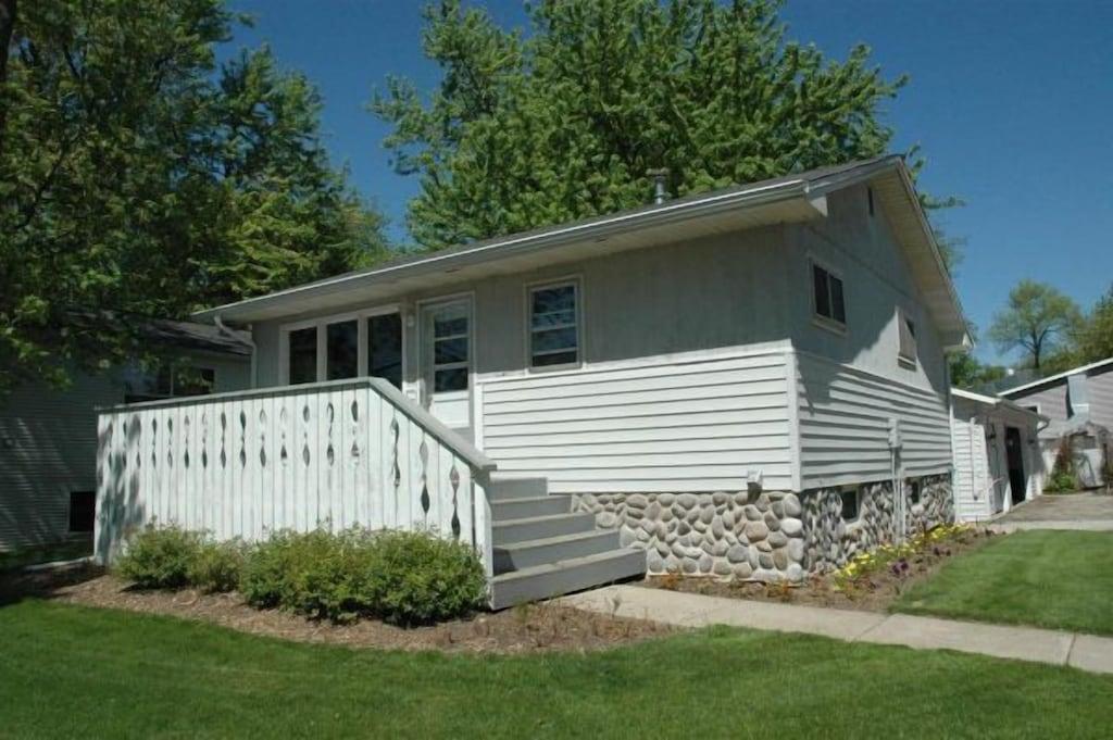 Pet Friendly Cottage 6 on Beautiful Fox Lake