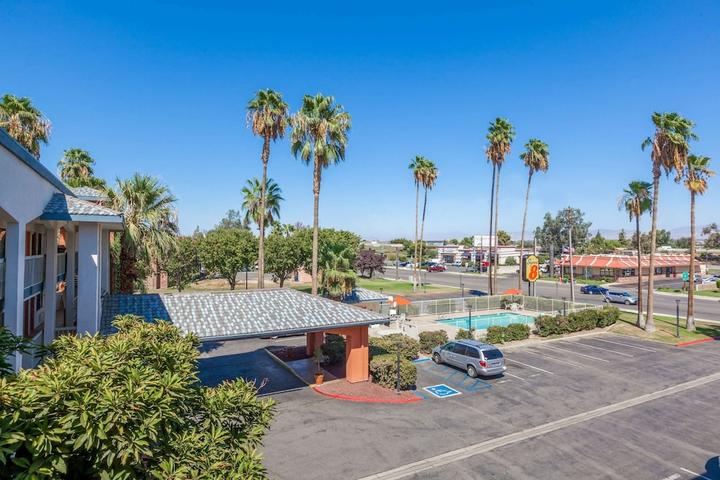 Pet Friendly Super 8 by Wyndham Bakersfield/Central
