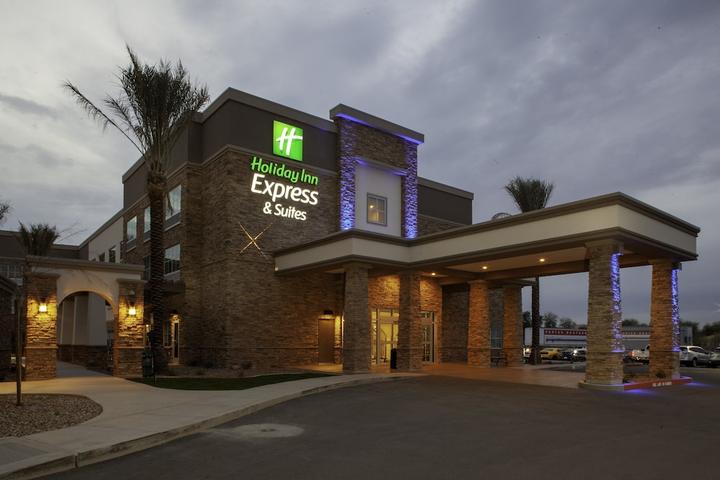 Pet Friendly Holiday Inn Express & Suites Phoenix East - Gilbert an IHG Hotel
