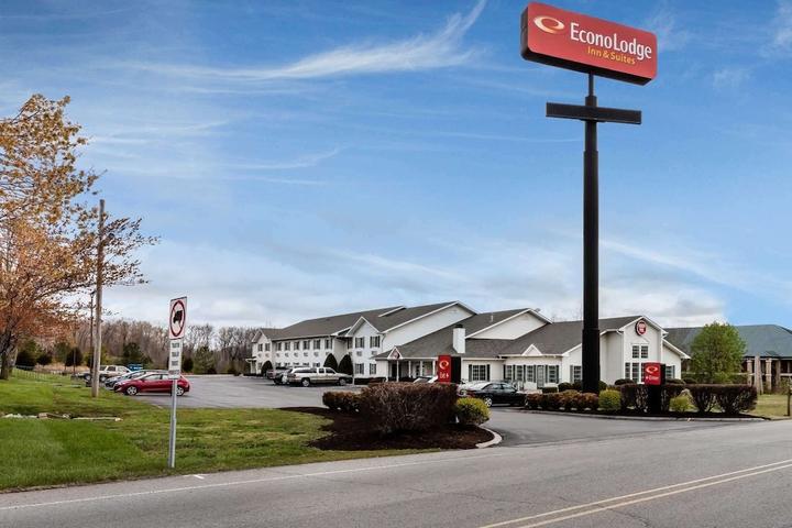 Pet Friendly Econo Lodge Inn and Suites Dickson