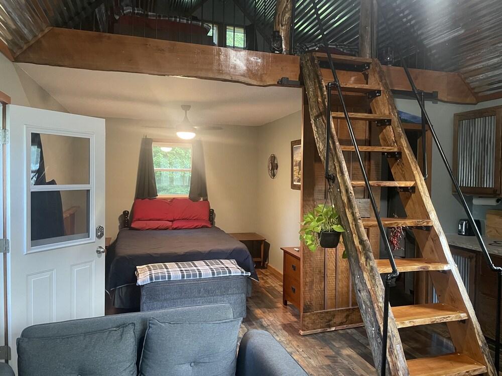 Pet Friendly Tiny Home on the Waters of Isner Creek