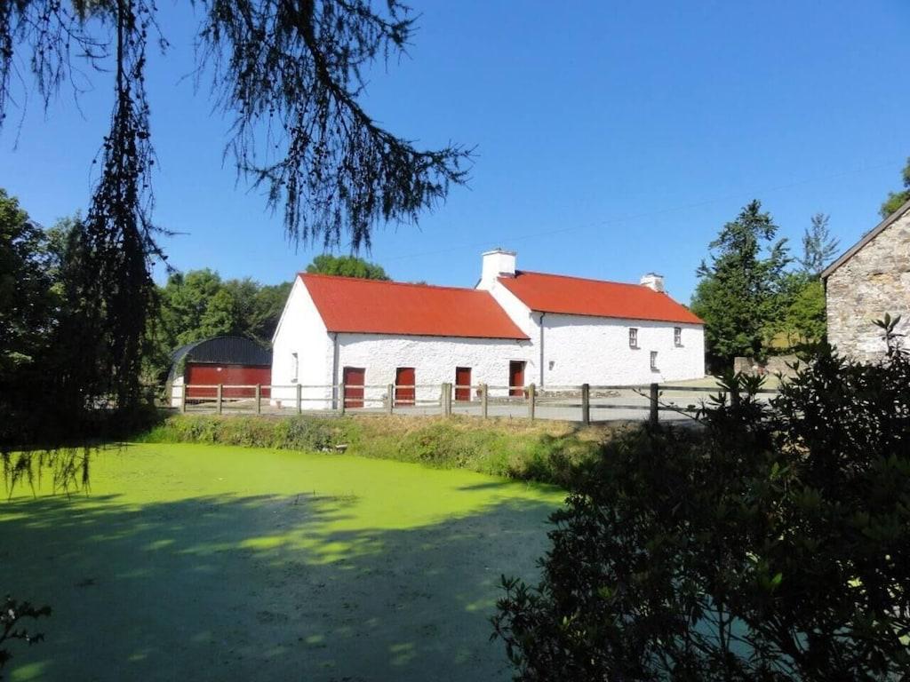 Pet Friendly Beautiful Grade 2 Welsh Longhouse with Rural Views
