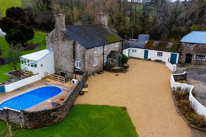 Pet Friendly Large Farmhouse with Pool & Countryside Views