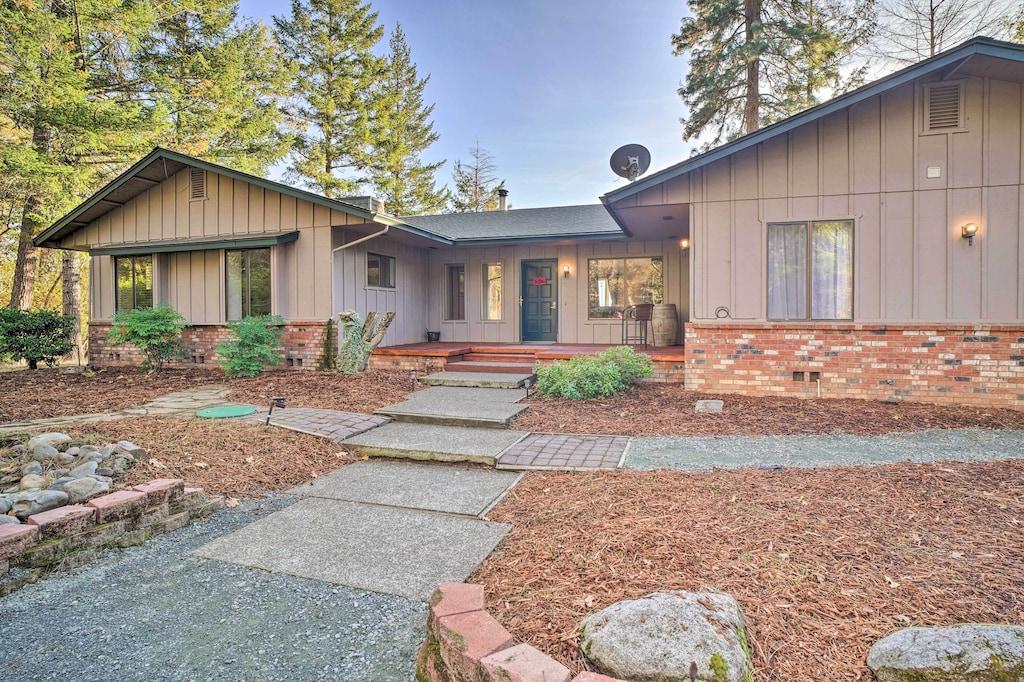 Serene Grants Pass Lodging with Mountain Views Pet Policy