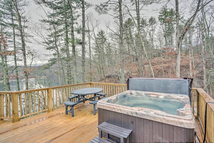 Pet Friendly Lakefront Butler Home with Hot Tub