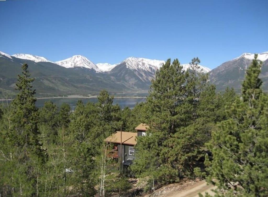 Pet Friendly Spectacular Mountain & Lake View Cabin