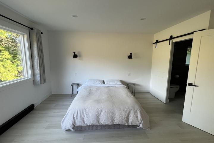 Pet Friendly Beautiful Master Bedroom Ensuite with Balcony