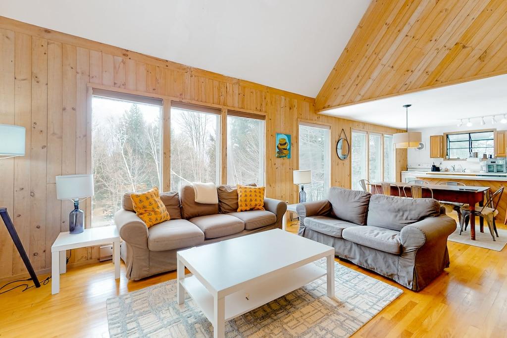 Pet Friendly Retreat Near Skiing with Fire Pit & Laundry Unit