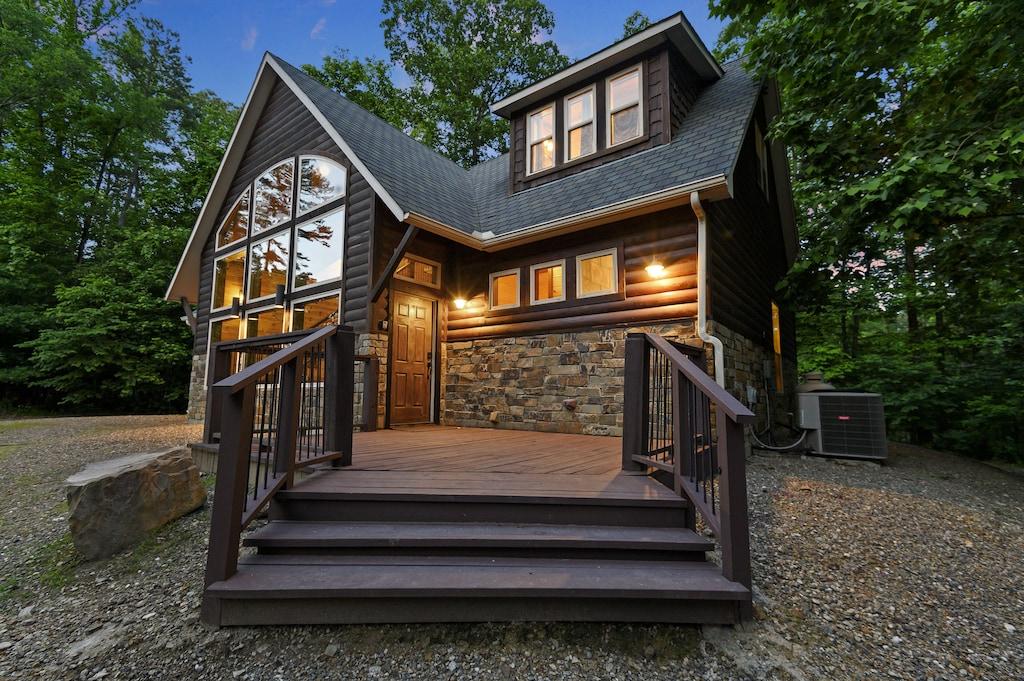 Pet Friendly Family-Centric Cabin with Hot Tub