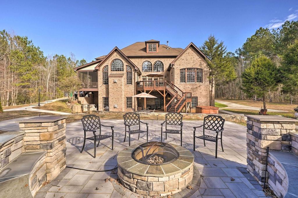 Pet Friendly Luxury Estate with Private Hot Tub & Tennis Court