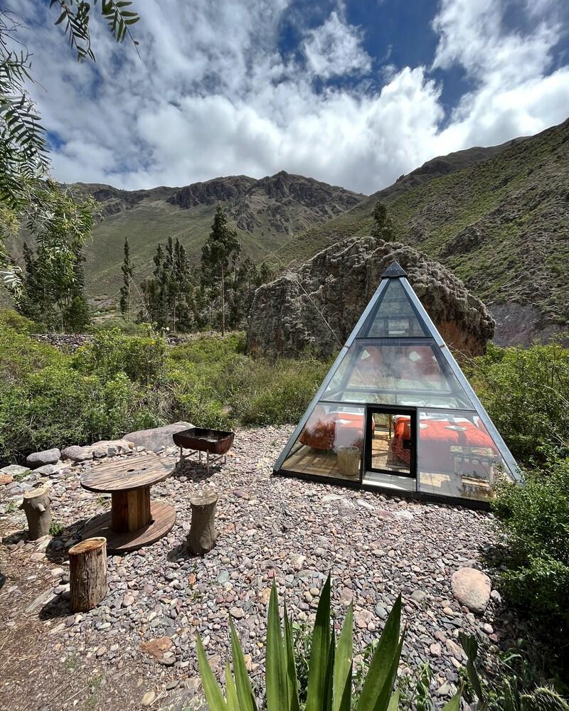 Pet Friendly Glass Pyramid 360 Vision with Barbecue Dinner