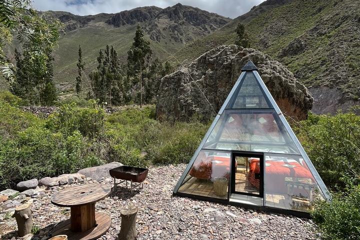 Pet Friendly Glass Pyramid 360 Vision with Barbecue Dinner