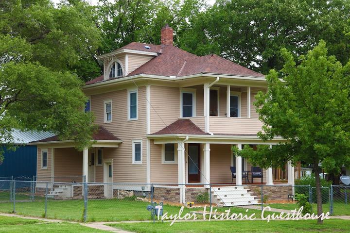 Pet Friendly Taylor Historic Guesthouse