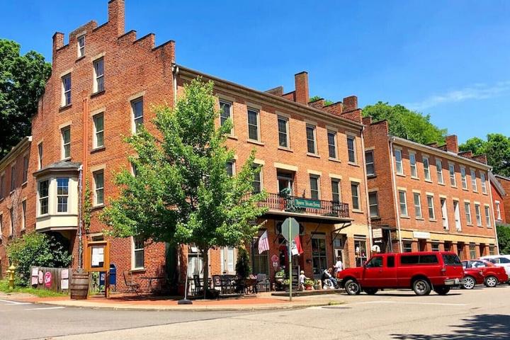 Pet Friendly Pearl's Place in Heart of Historic Roscoe Village
