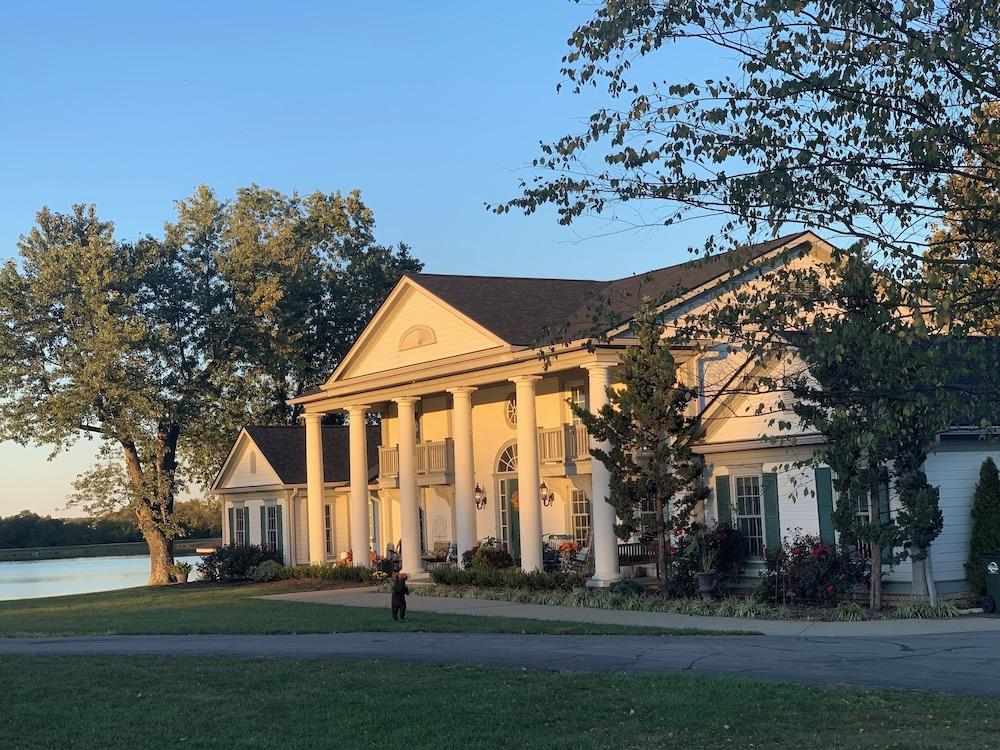 Pet Friendly The B & B at Queenslake