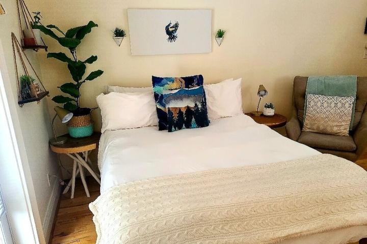 Pet Friendly Sweet Private Studio Minutes from Downtown
