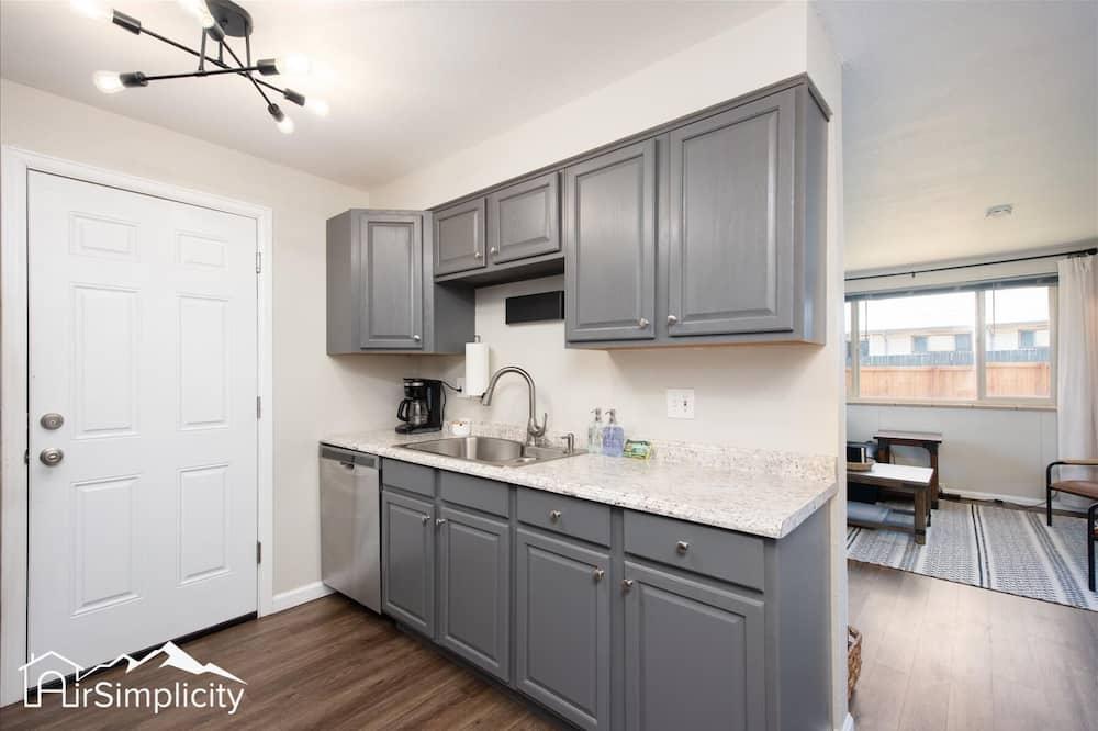 Pet Friendly Modern Retreat Near Mountains & Red Rocks