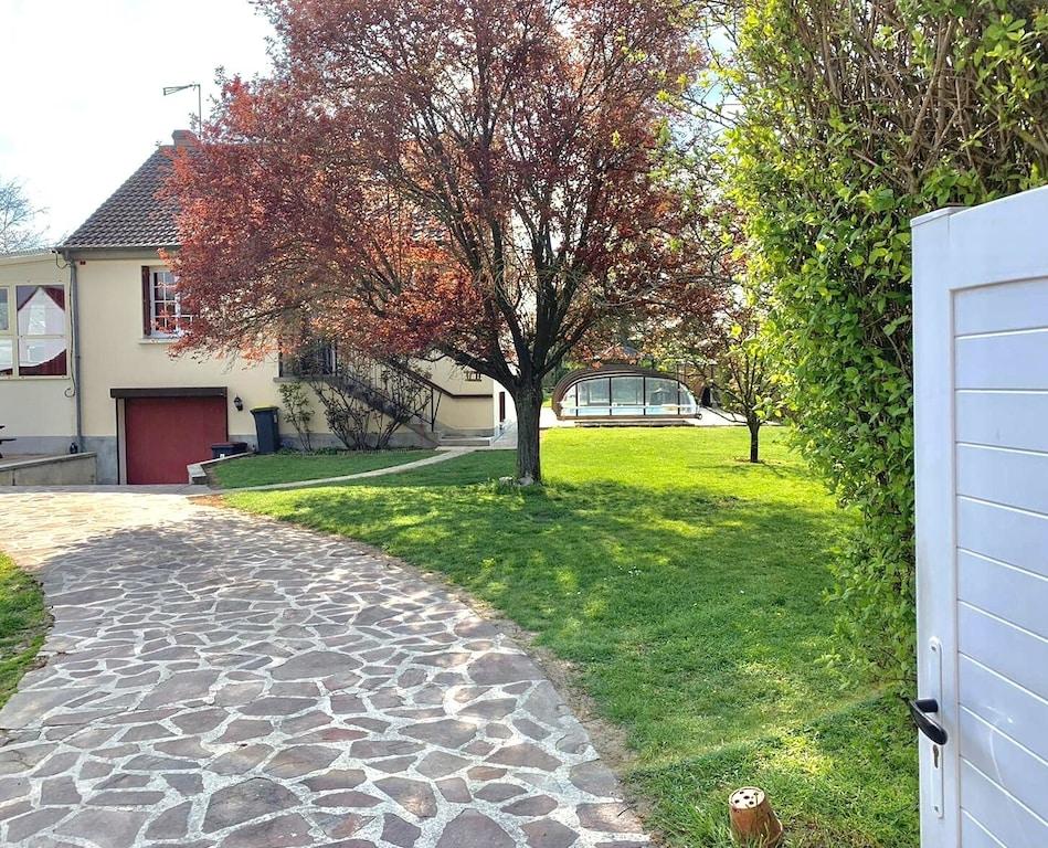 Villa Escape Stay in the Green Pet Policy