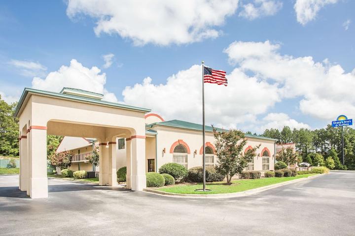 Pet Friendly Days Inn & Suites by Wyndham Columbia Airport