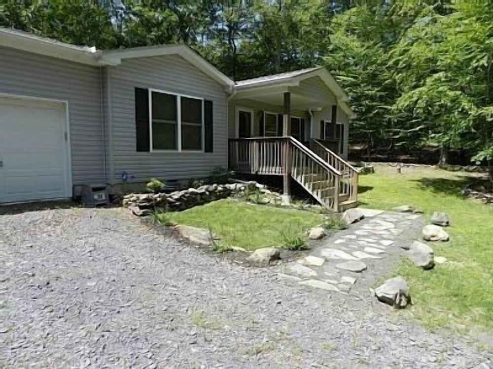 Pet Friendly The Pocono Rancher