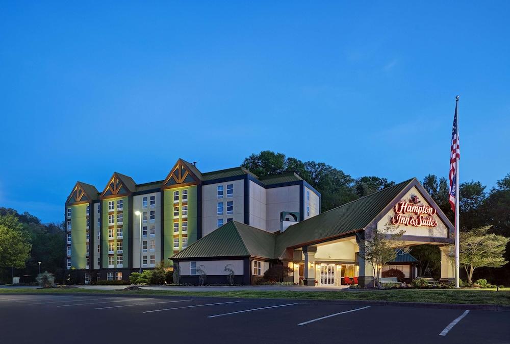 Pet Friendly Hampton Inn & Suites Pigeon Forge on the Parkway