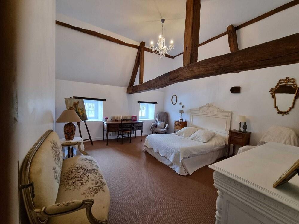 Pet Friendly 10/4 Chateau with Fireplace