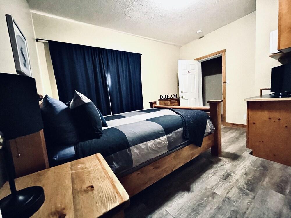 Pet Friendly Beautiful Ski-in/Out Condo with Private Hot Tub